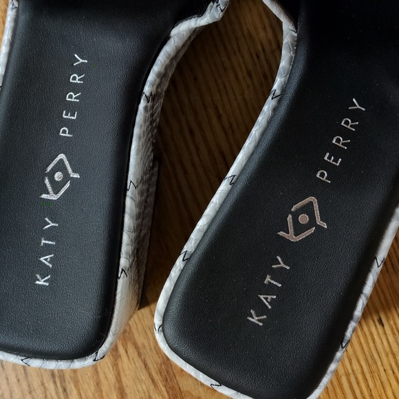 Katy Perry The Busy Bee Platform Slide Black and White Snakeskin Size 8 - Picture 11 of 13